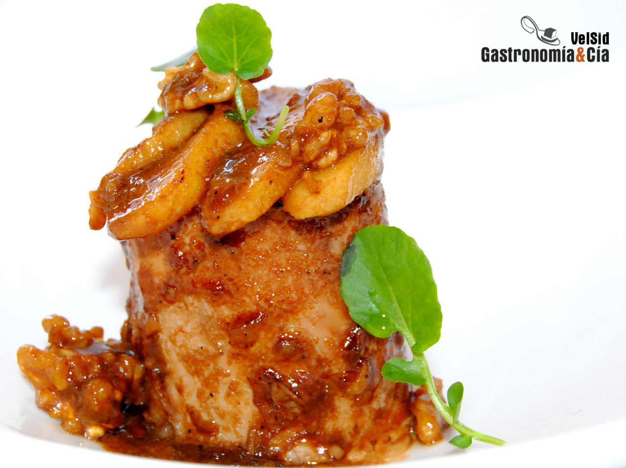 Solomillo de cerdo con cerveza negra, manzana y nueces