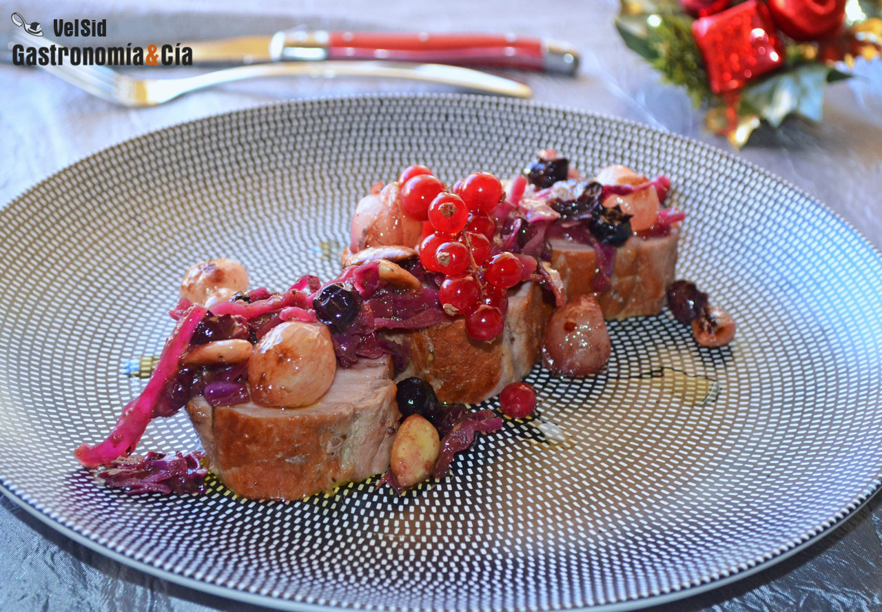 Solomillo de cerdo al cava con col lombarda y frutos ro