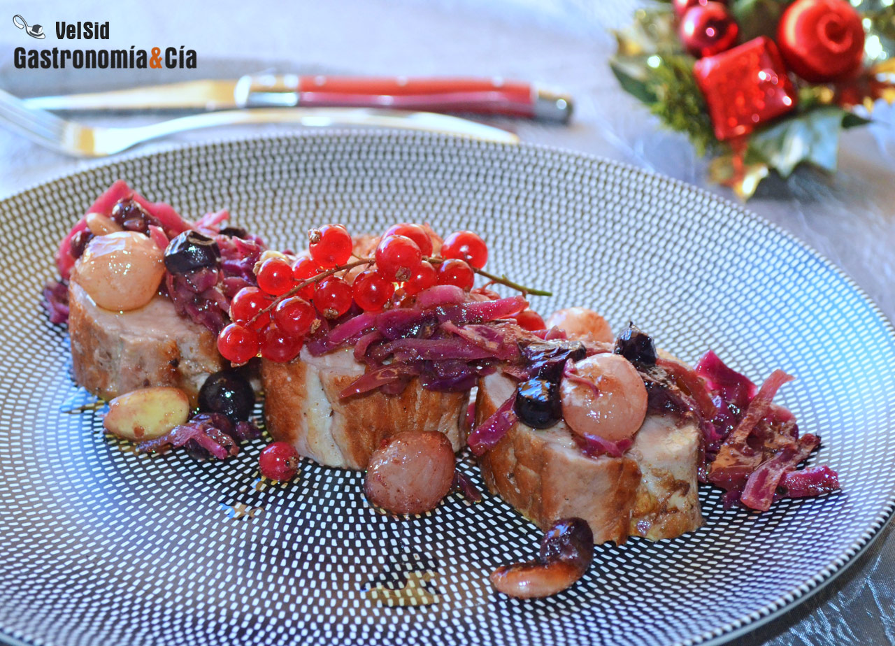 Solomillo de cerdo al cava con col lombarda y frutos ro