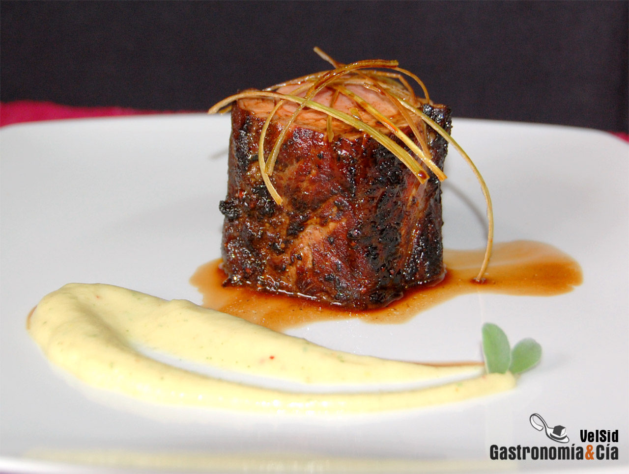 Solomillo con majado cubano y salsa picante de coliflor