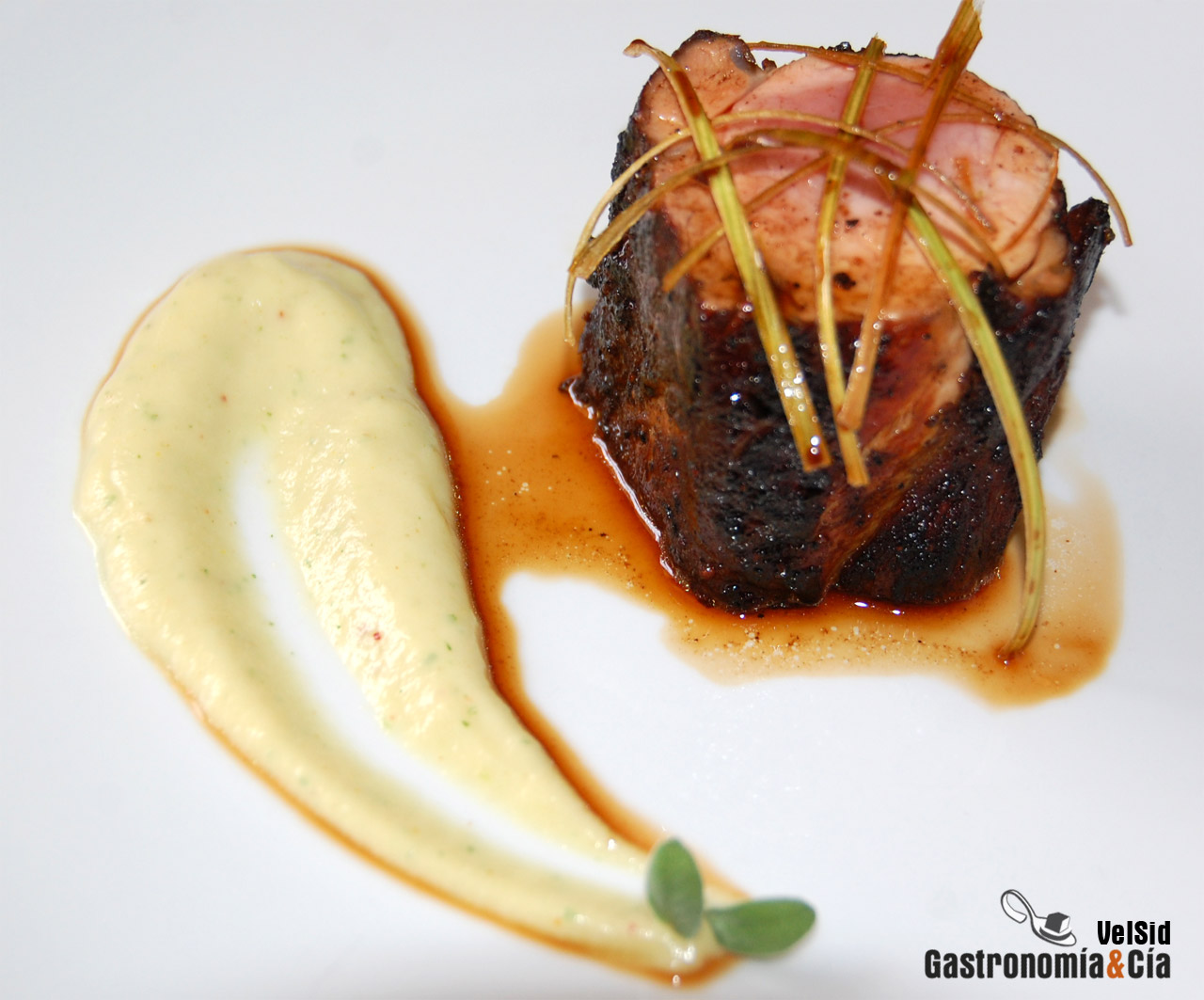 Solomillo con majado cubano y salsa picante de coliflor