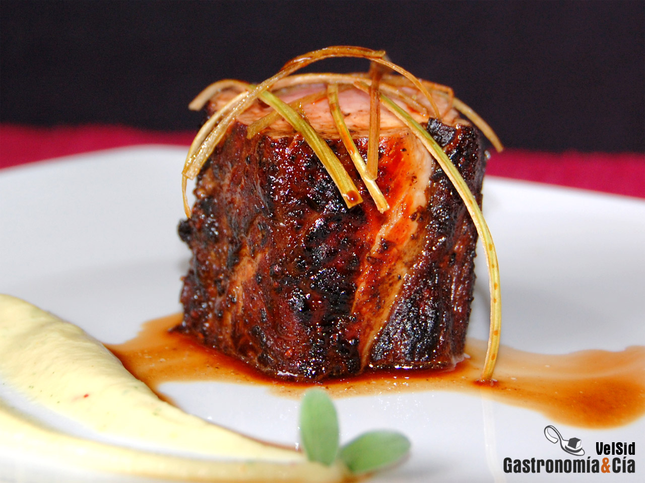 Solomillo con majado cubano y salsa picante de coliflor