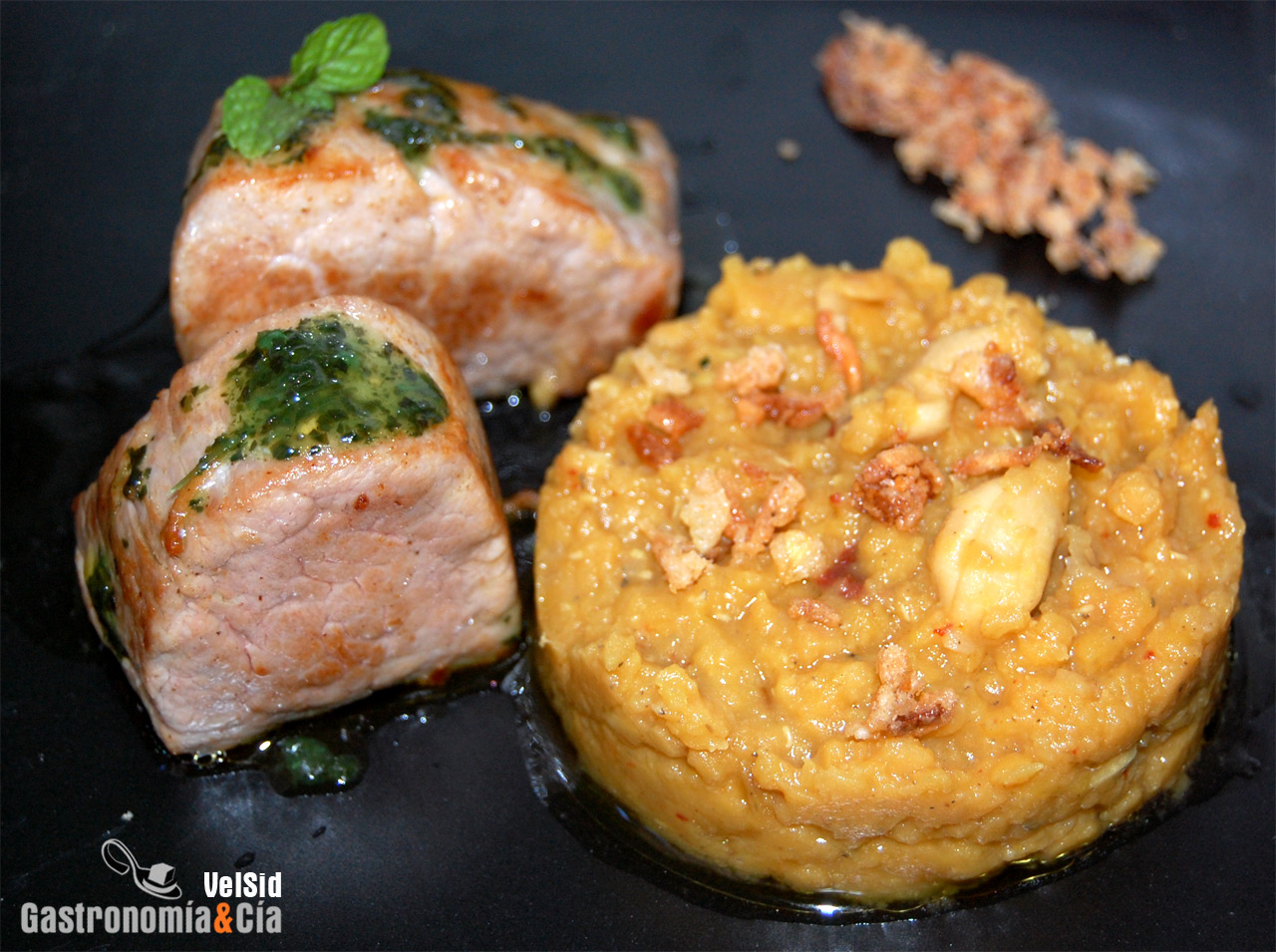 Solomillo a la menta con lentejas rojas