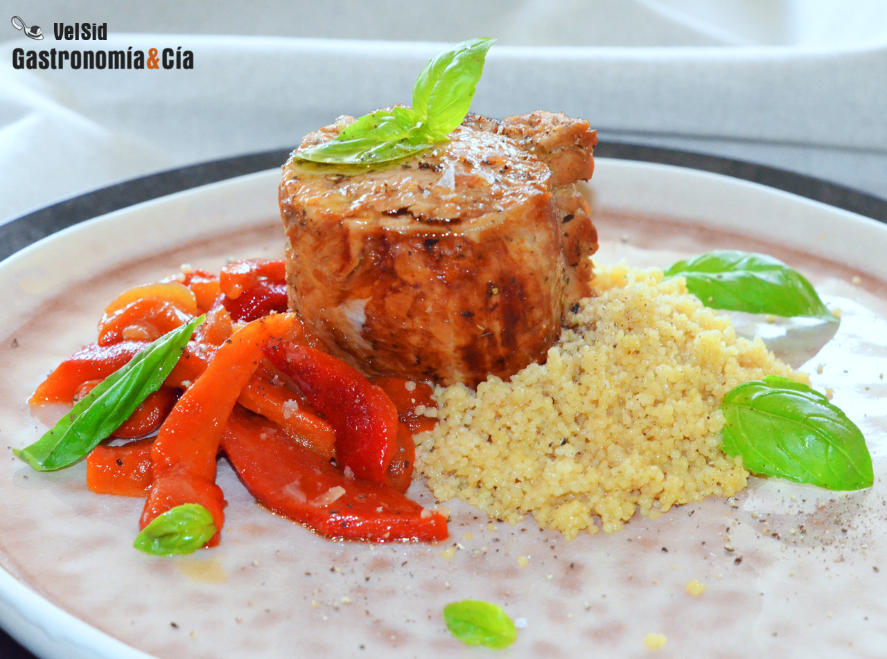 Solomillo de cerdo con pimiento escalivado y cuscús con