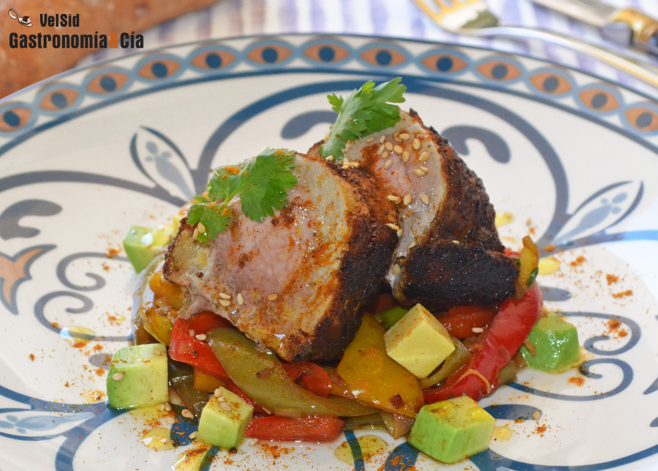 Solomillo de cerdo ras el hanout con espárragos y pimie