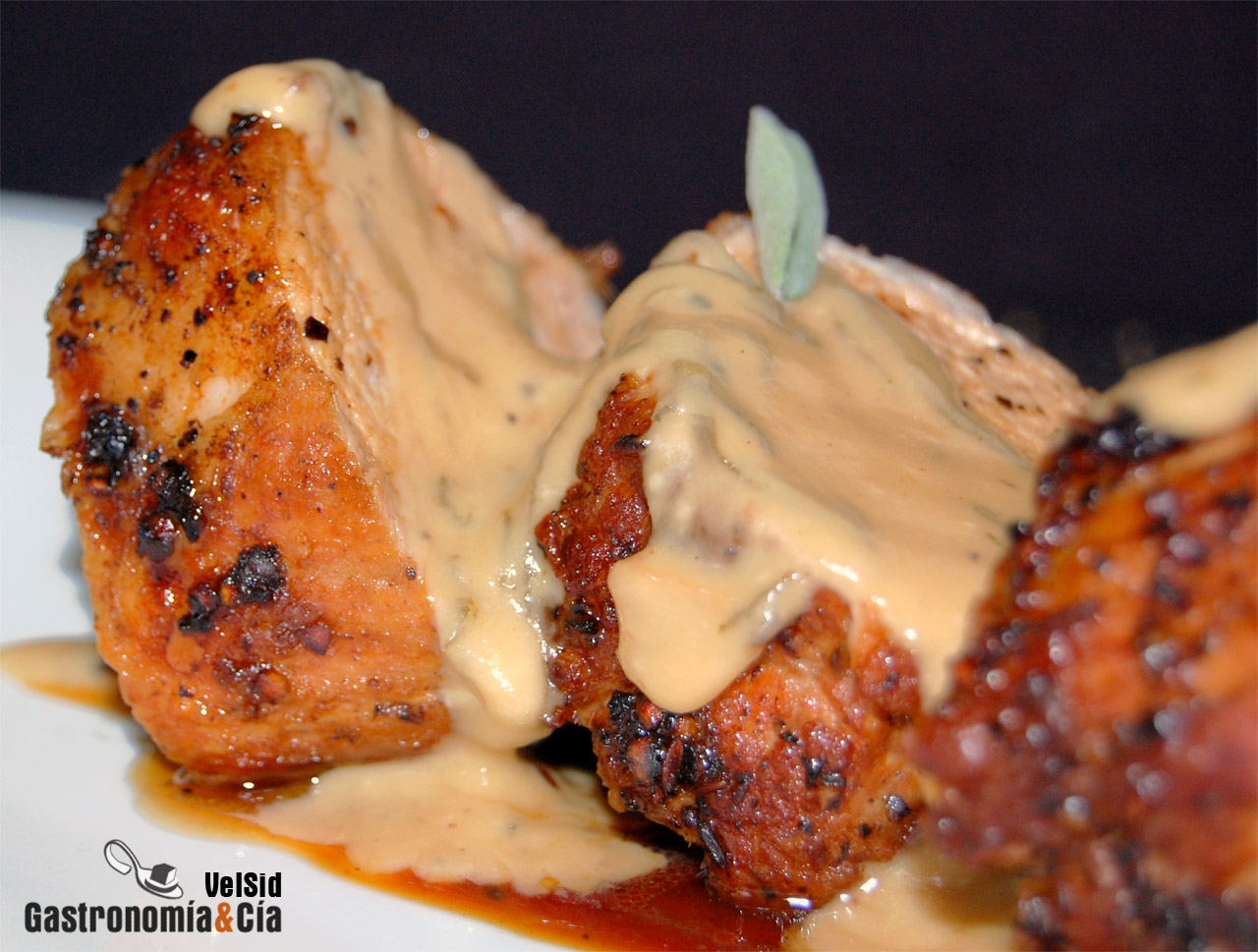 Solomillo de cerdo con salsa cremosa de salvia y vermou