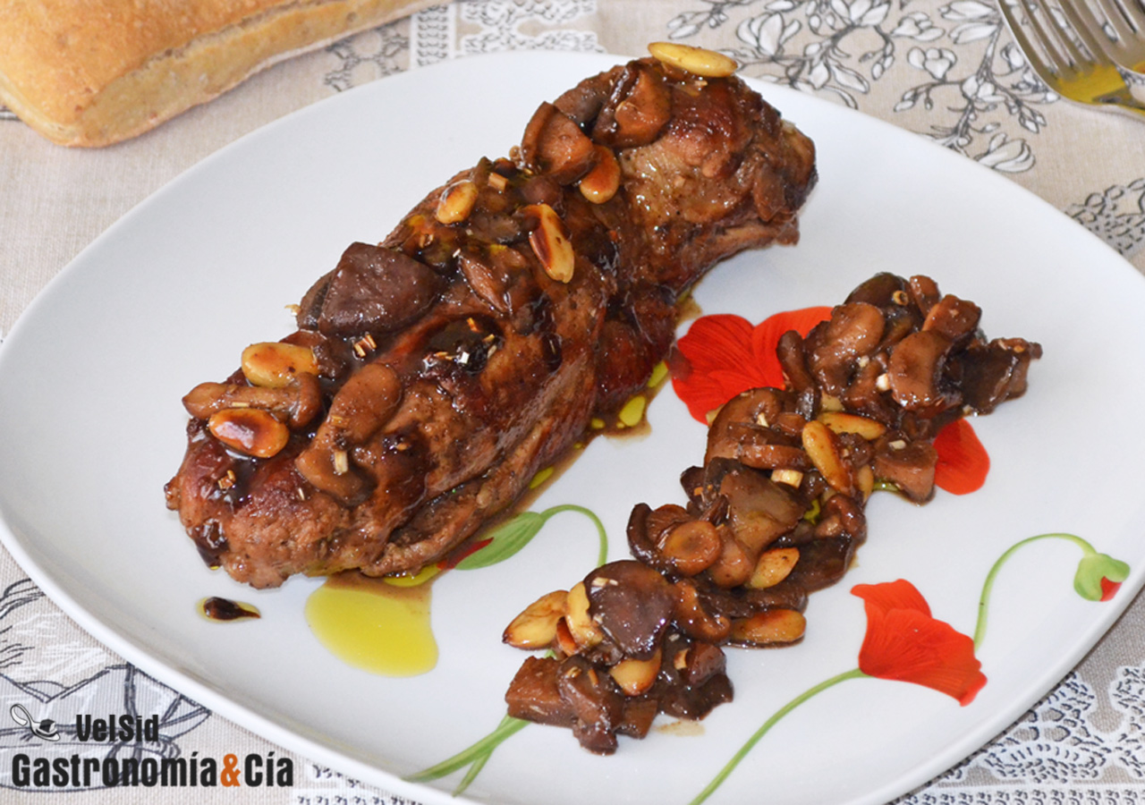 Solomillo de cerdo con setas y almendras