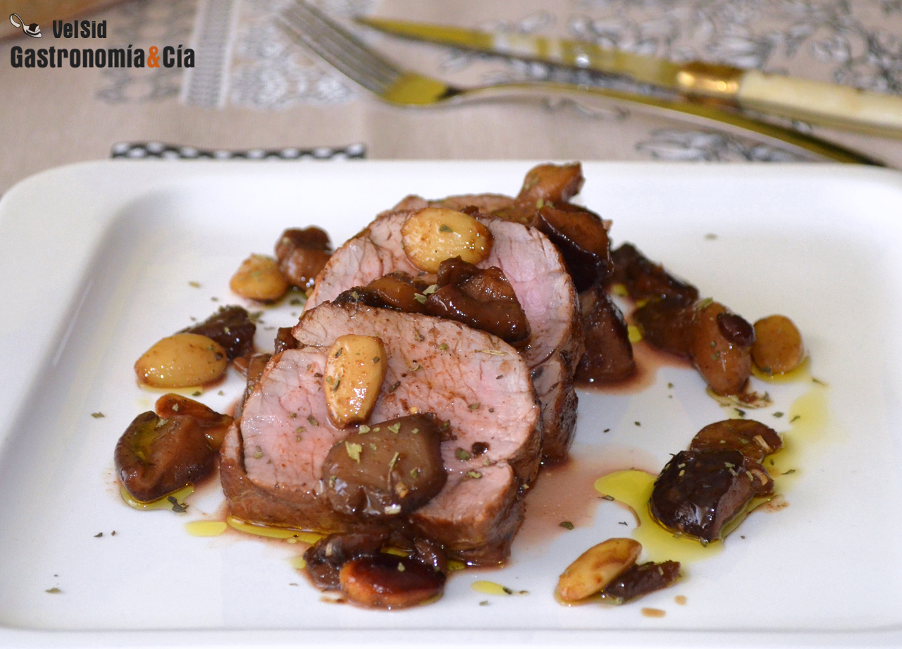 Solomillo de cerdo con setas y almendras