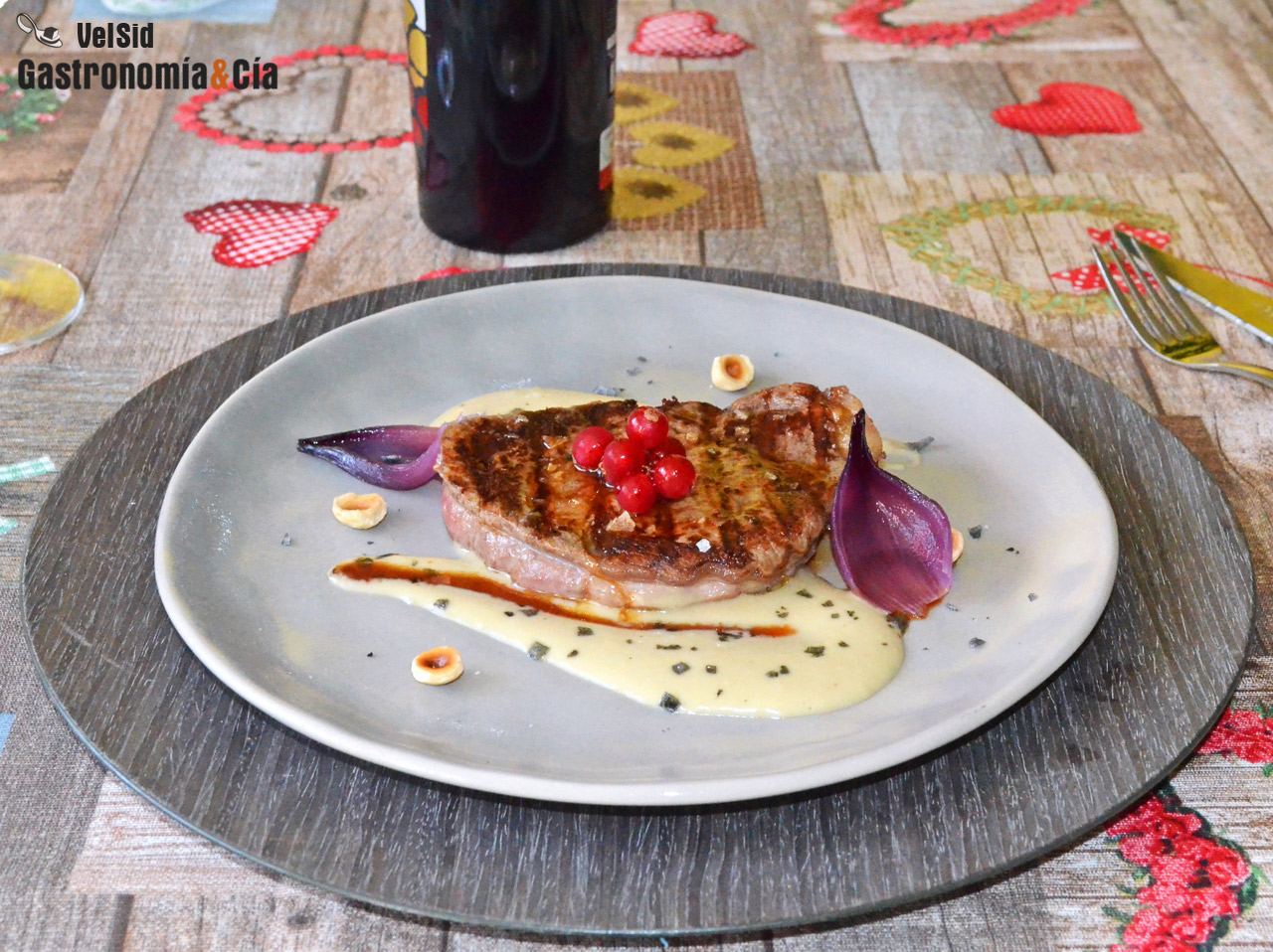 Solomillo de ternera con salsa al whisky y pétalos de c