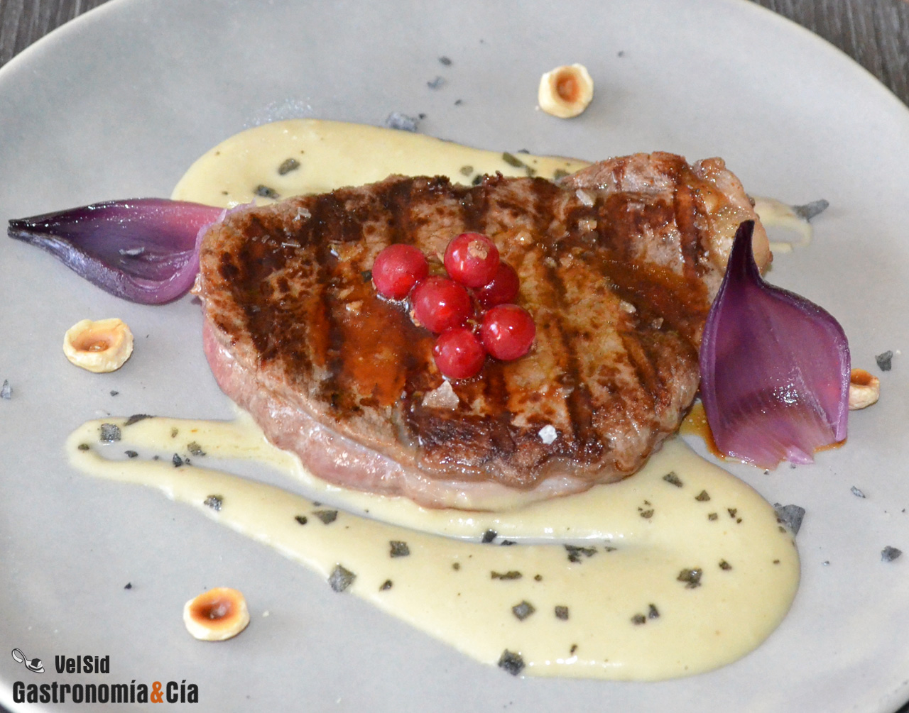 Solomillo de ternera con salsa al whisky y pétalos de c