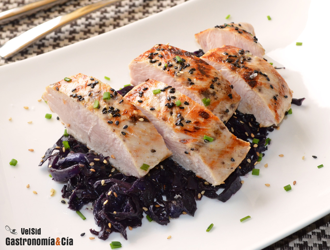 Solomillo de pavo con col lombarda y sésamo
