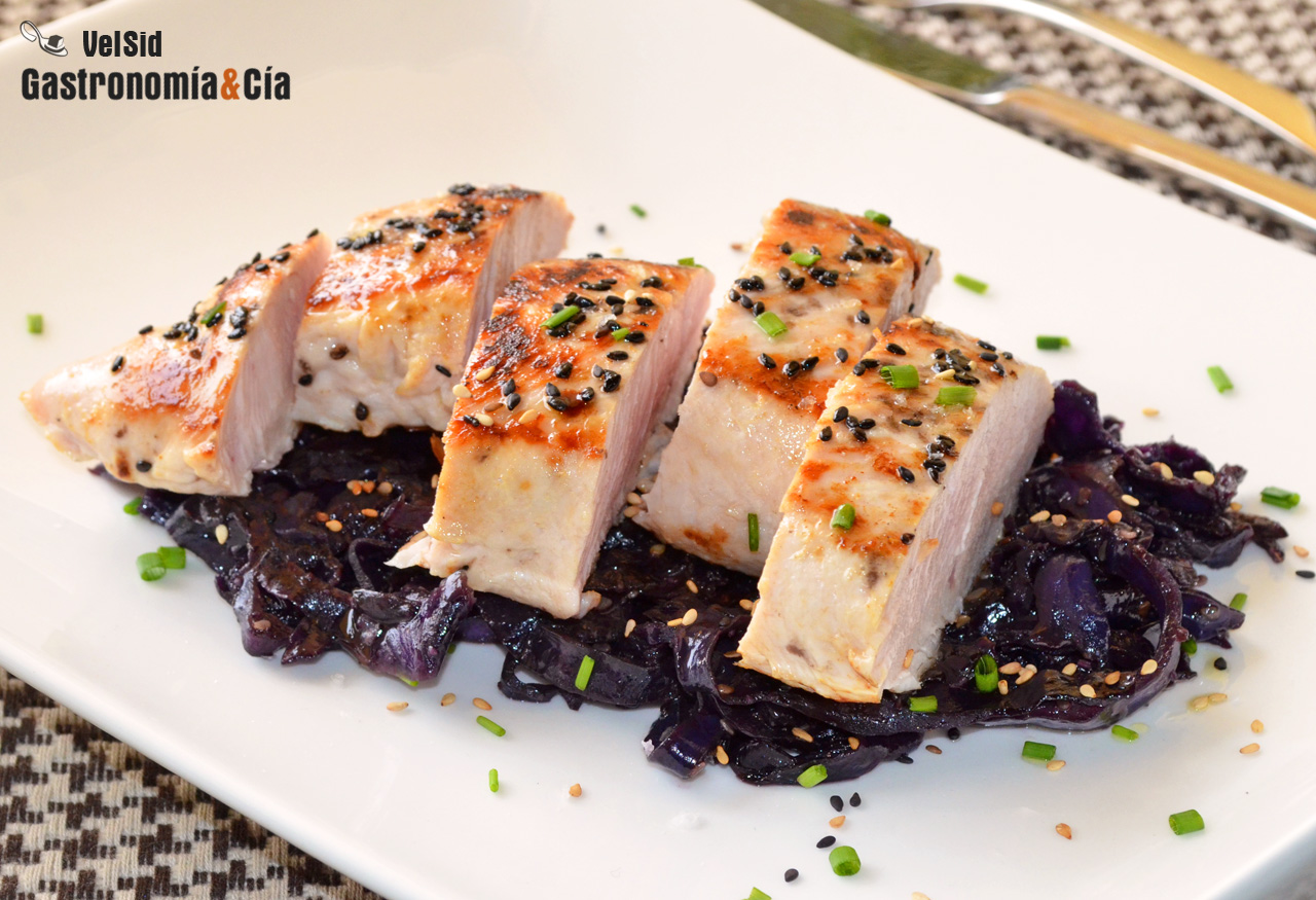 Solomillo de pavo con col lombarda y sésamo