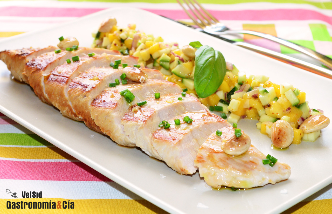 Solomillo de pavo con ensalada de mango y calabacín