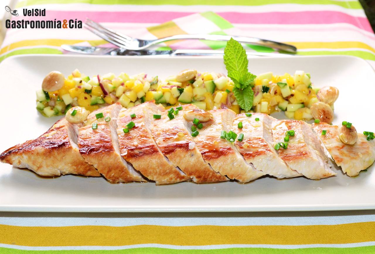 Solomillo de pavo con ensalada de mango y calabacín