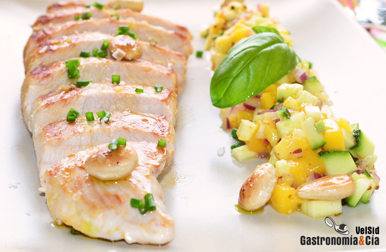 Solomillo de pavo con ensalada de mango y calabacín