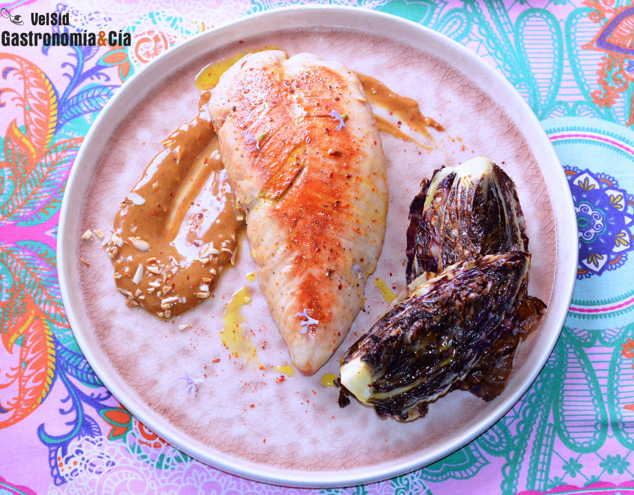 Solomillo de pavo con radicchio a la plancha y salsa de