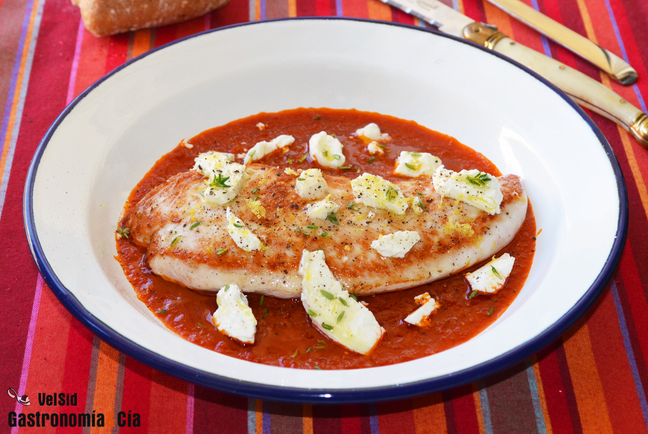 Solomillo de pavo con salsa de tomate y queso de cabra