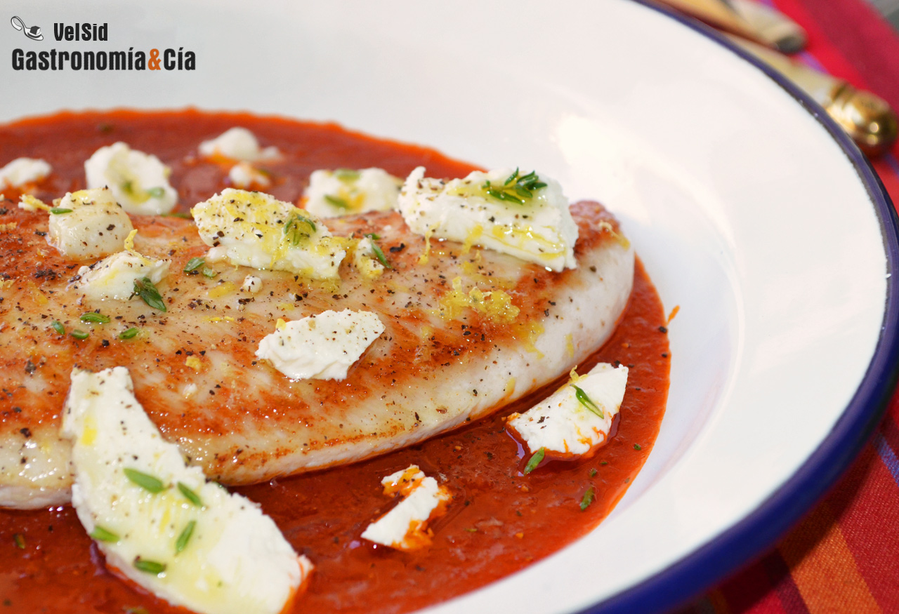 Solomillo de pavo con salsa de tomate y queso de cabra