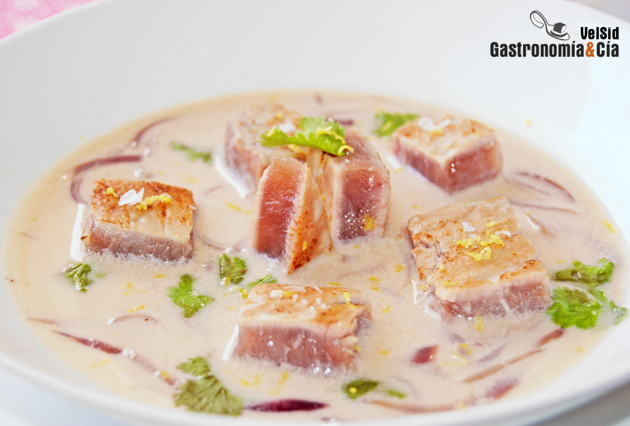 Sopa de cebolla, almendras y atún
