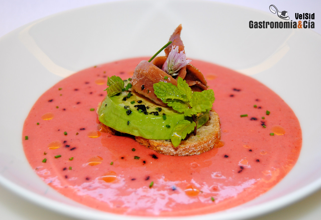 Sopa de fresas con aguacate y anchoas