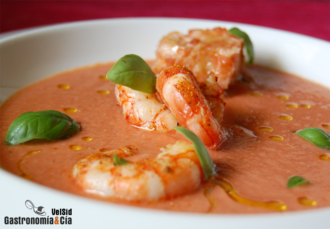 Sopa fría, pan con tomate y langostinos