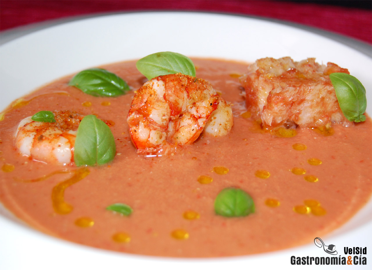 Sopa fría, pan con tomate y langostinos
