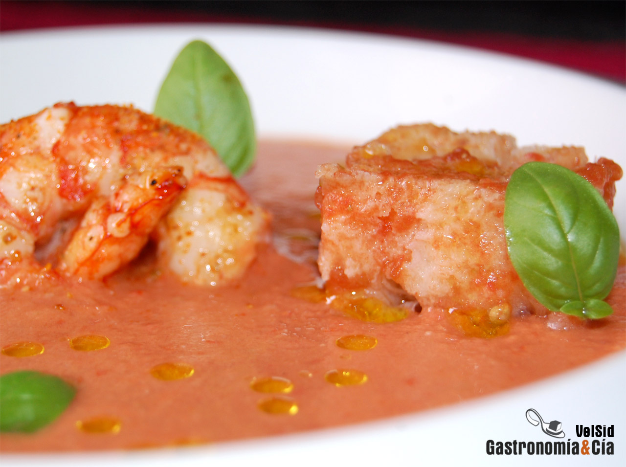 Sopa fría, pan con tomate y langostinos