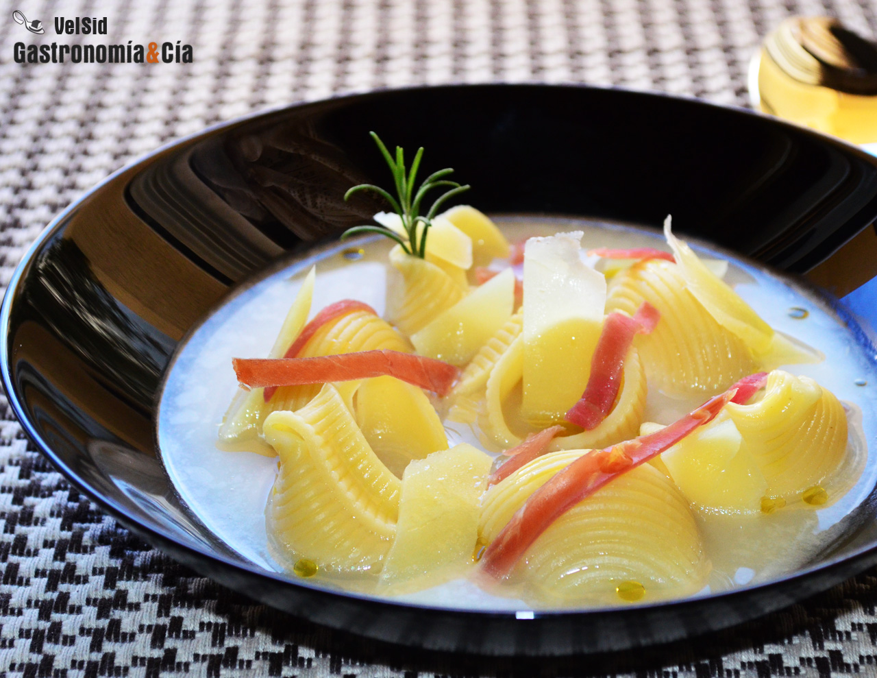Sopa de galets con jamón y queso de oveja