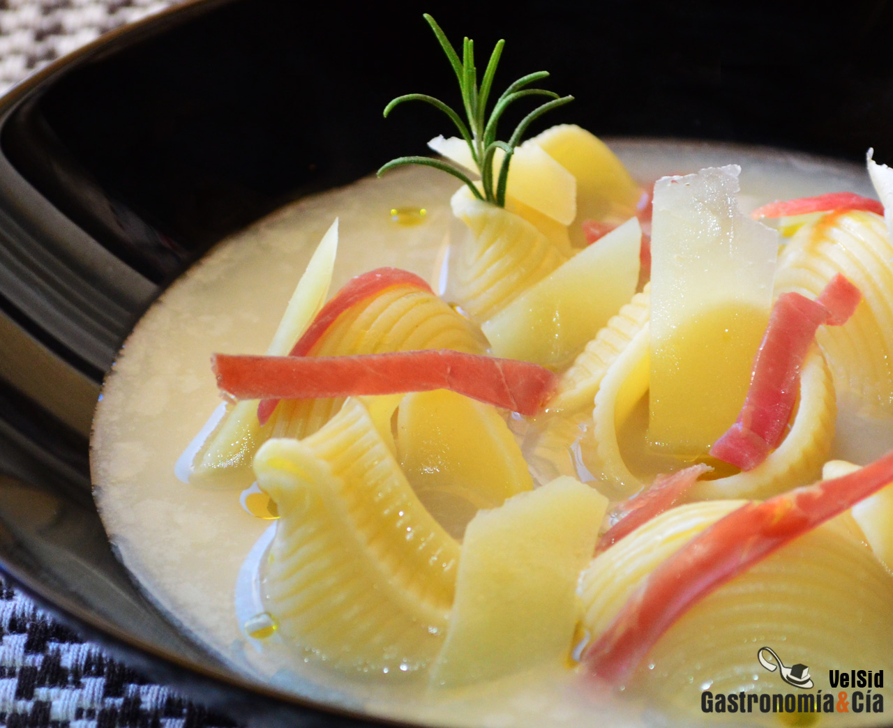 Sopa de galets con jamón y queso de oveja