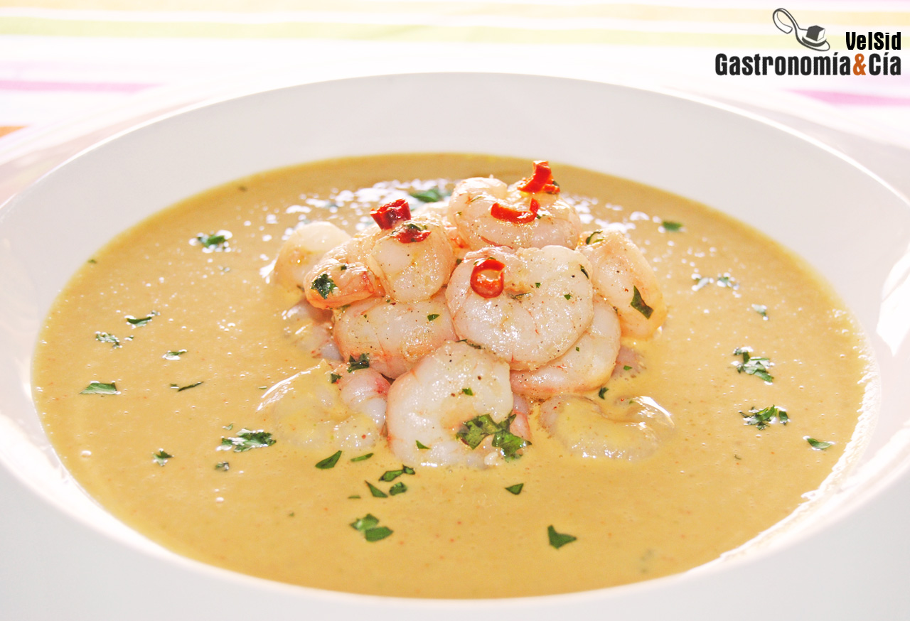Sopa fría de garbanzos y coco con gambas