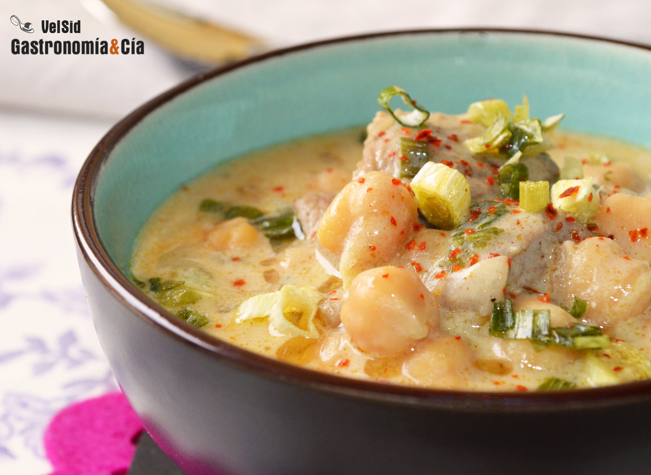 Sopa de garbanzos, cordero y coco