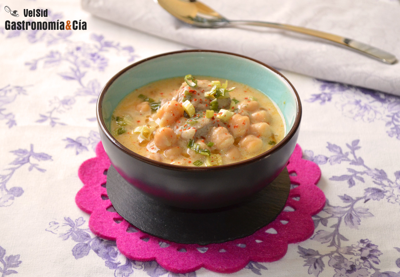 Sopa de garbanzos, cordero y coco