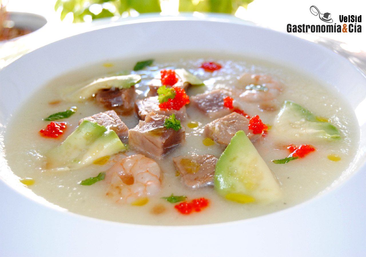 Sopa de melón al jengibre con atún teriyaki y aguacate