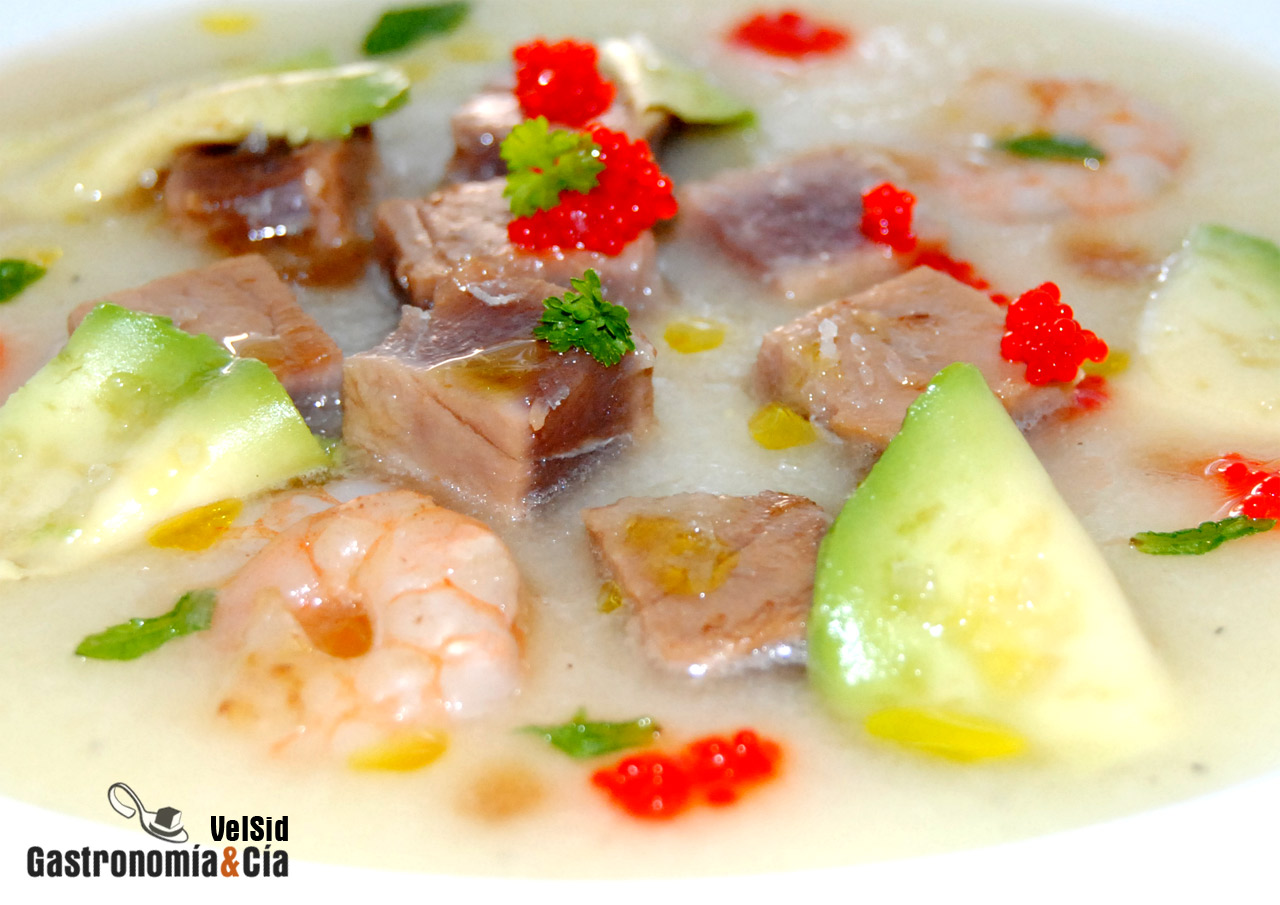 Sopa de melón al jengibre con atún teriyaki y aguacate