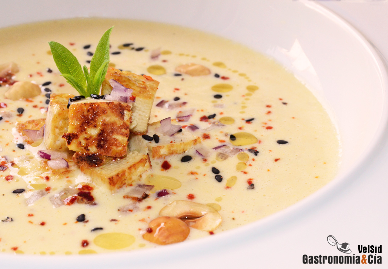 Sopa de melón, tofu y leche de coco