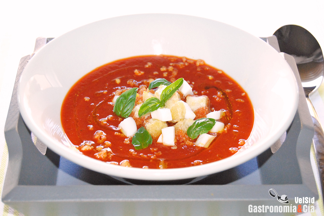 Sopa fría de pimiento asado, sandía y albahaca