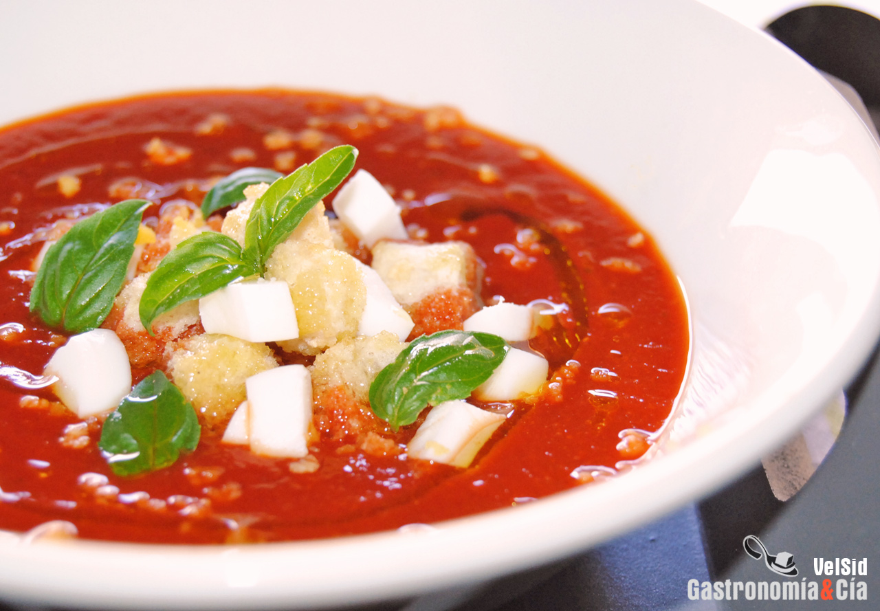Sopa fría de pimiento asado, sandía y albahaca