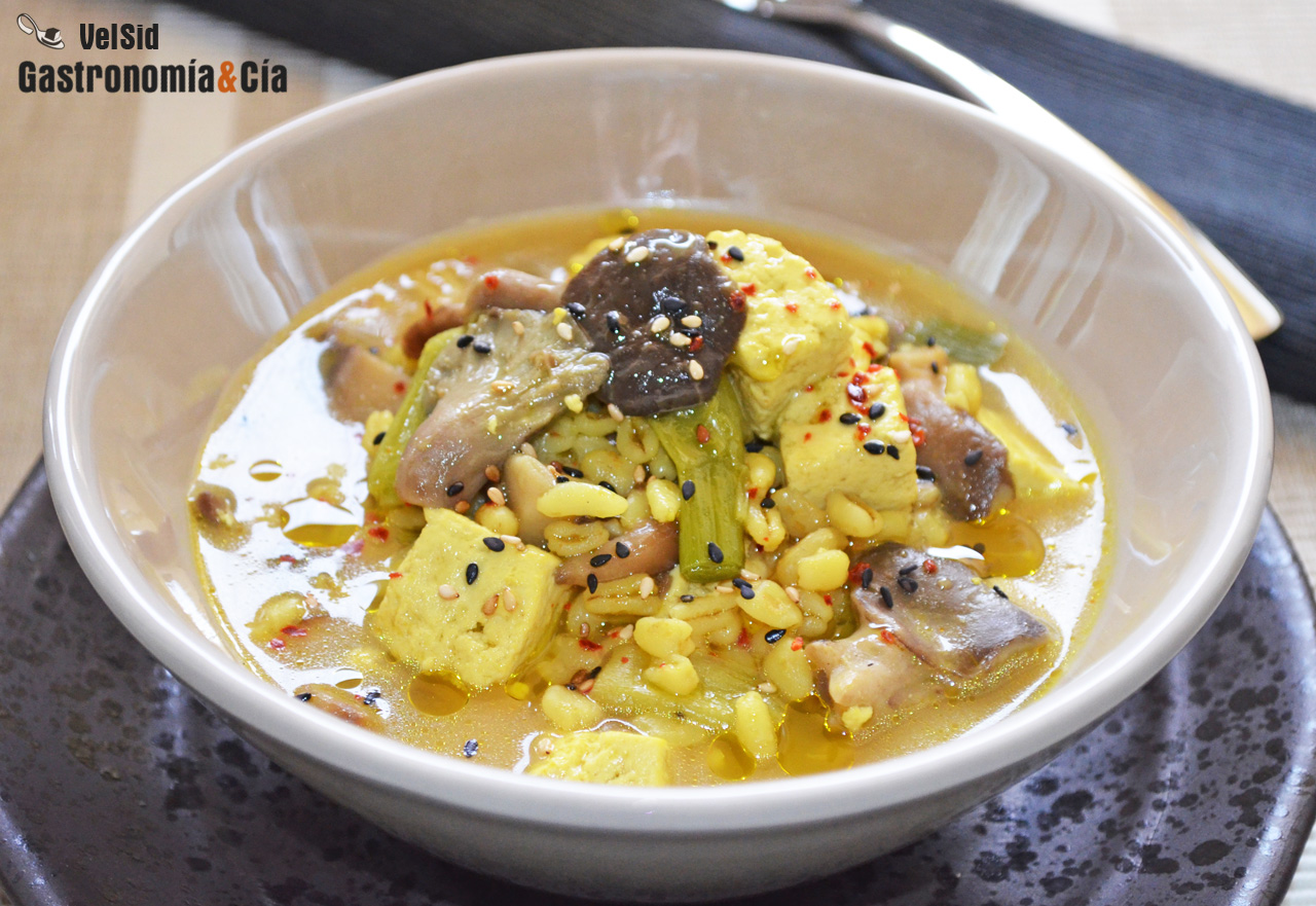 Sopa de tofu, trigo tierno y setas