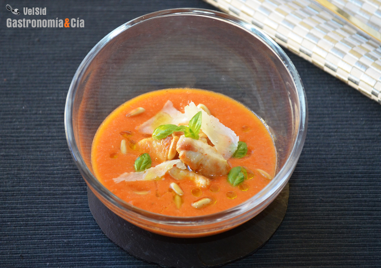 Sopa de tomate y pollo con albahaca y piñones