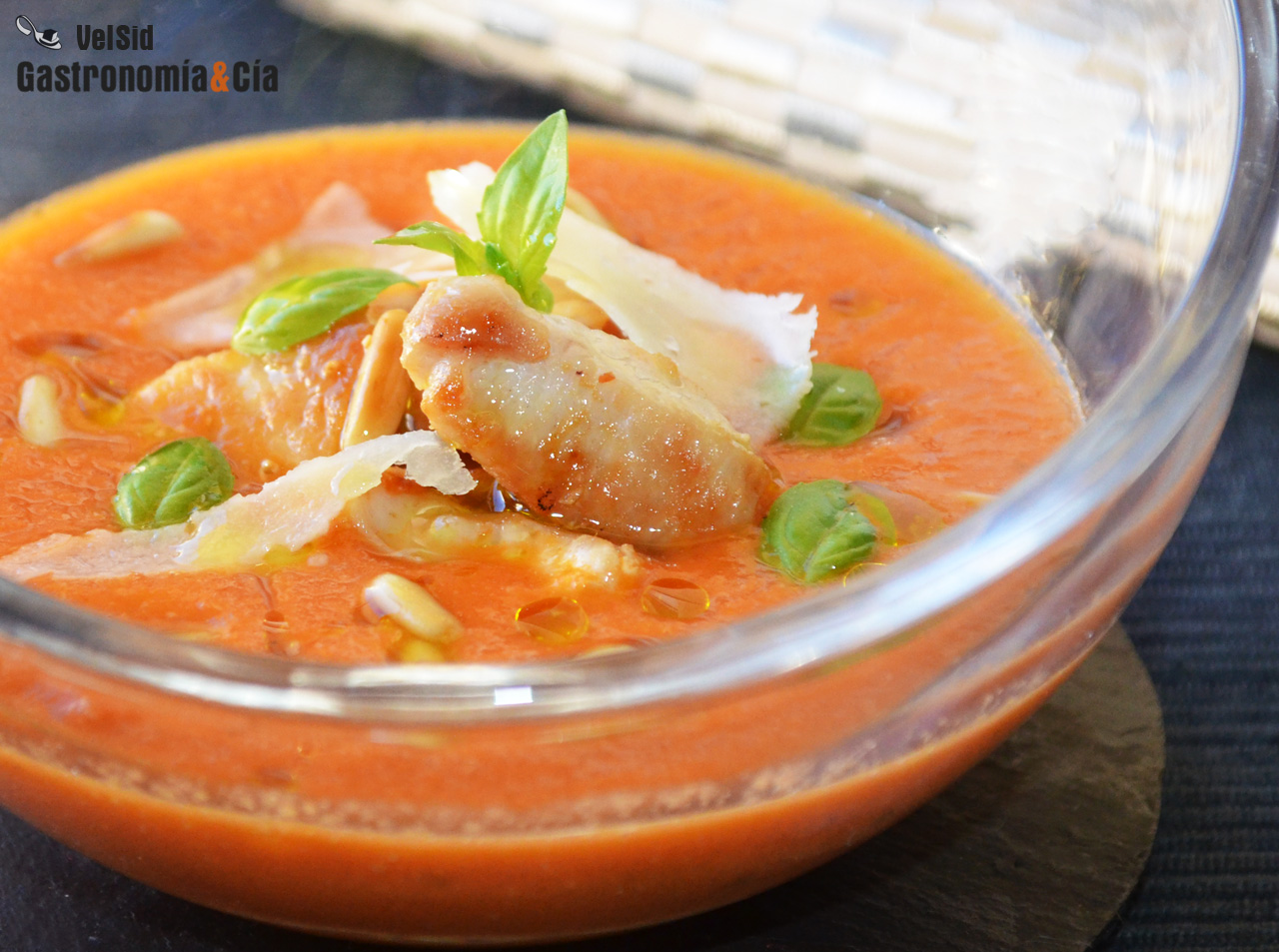 Sopa de tomate y pollo con albahaca y piñones