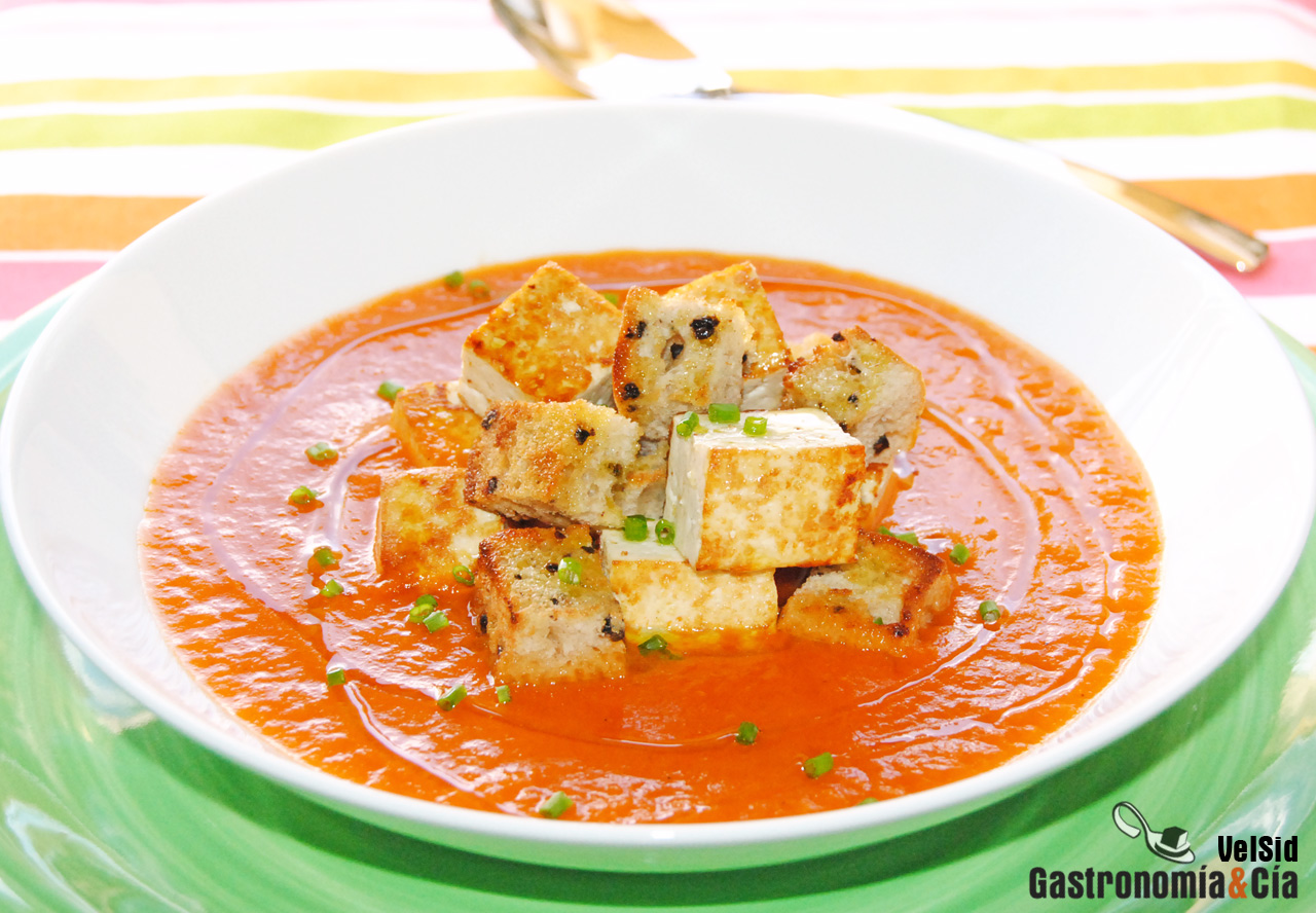 Sopa de tomate con tofu y picatostes