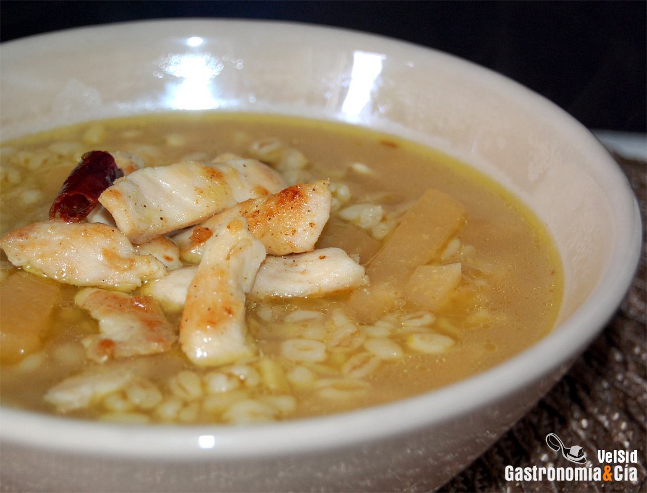 Sopa de trigo tierno y pollo al jengibre
