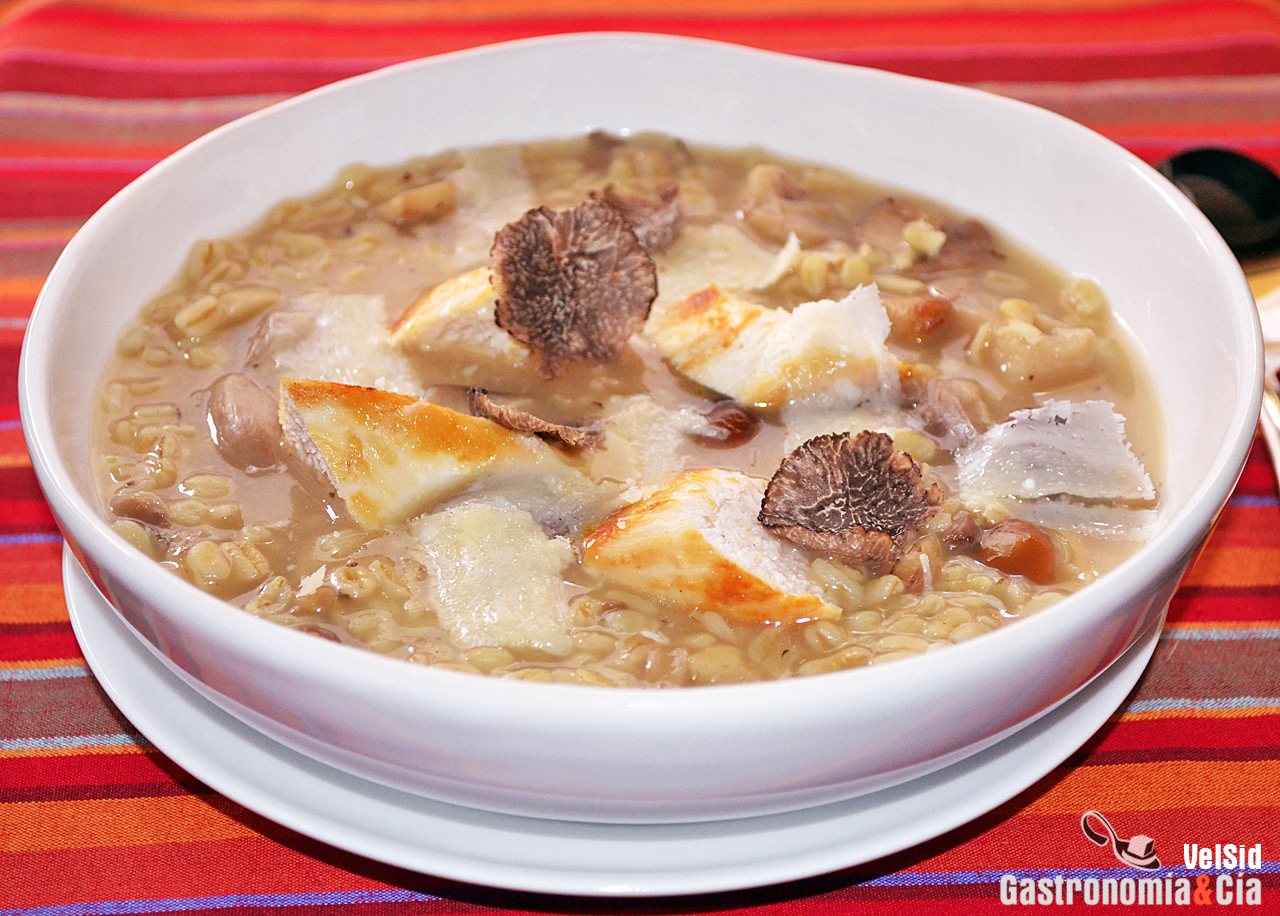 Sopa de trigo tierno, pollo, setas y trufa negra