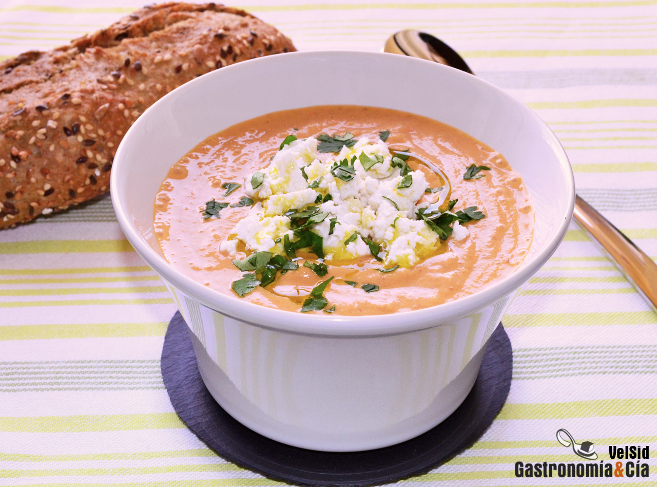 Sopa fría de tomate, cereales y semillas