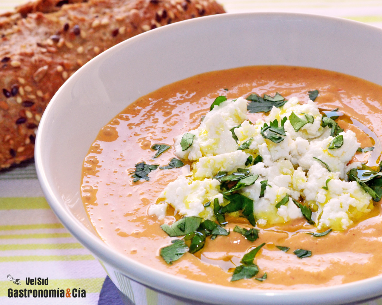 Sopa fría de tomate, cereales y semillas