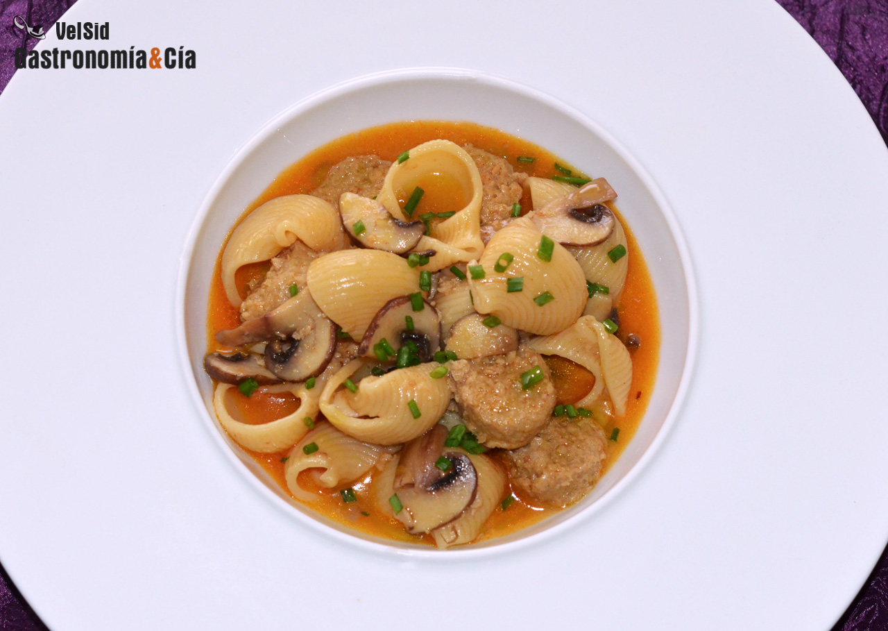 Sopa de galets, setas y salchichas veganas