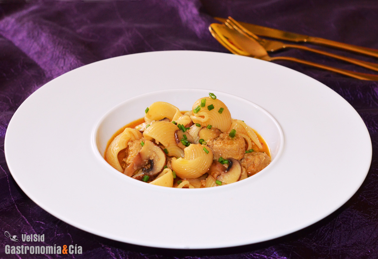 Sopa de galets, setas y salchichas veganas