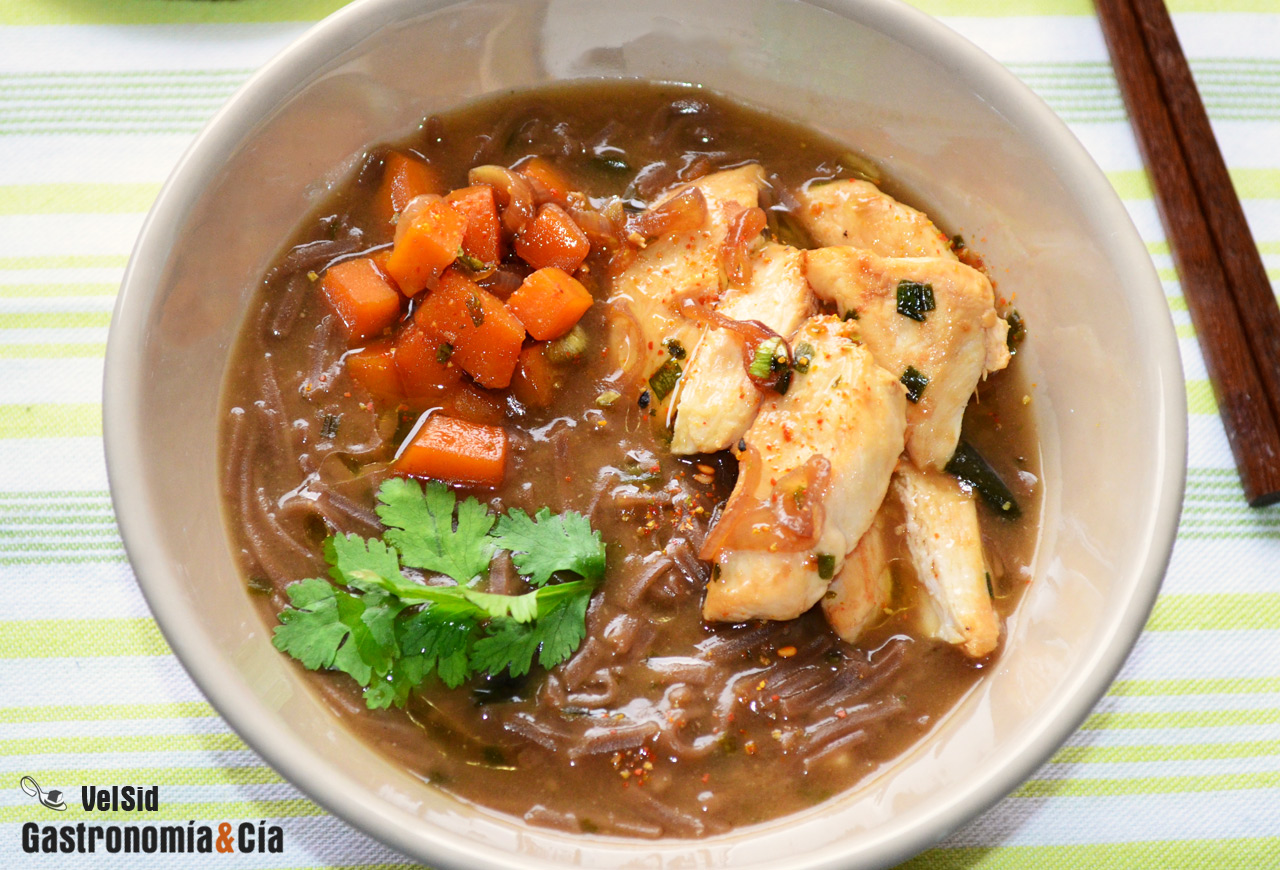 Sopa de miso con fideos soba, pollo y calabaza