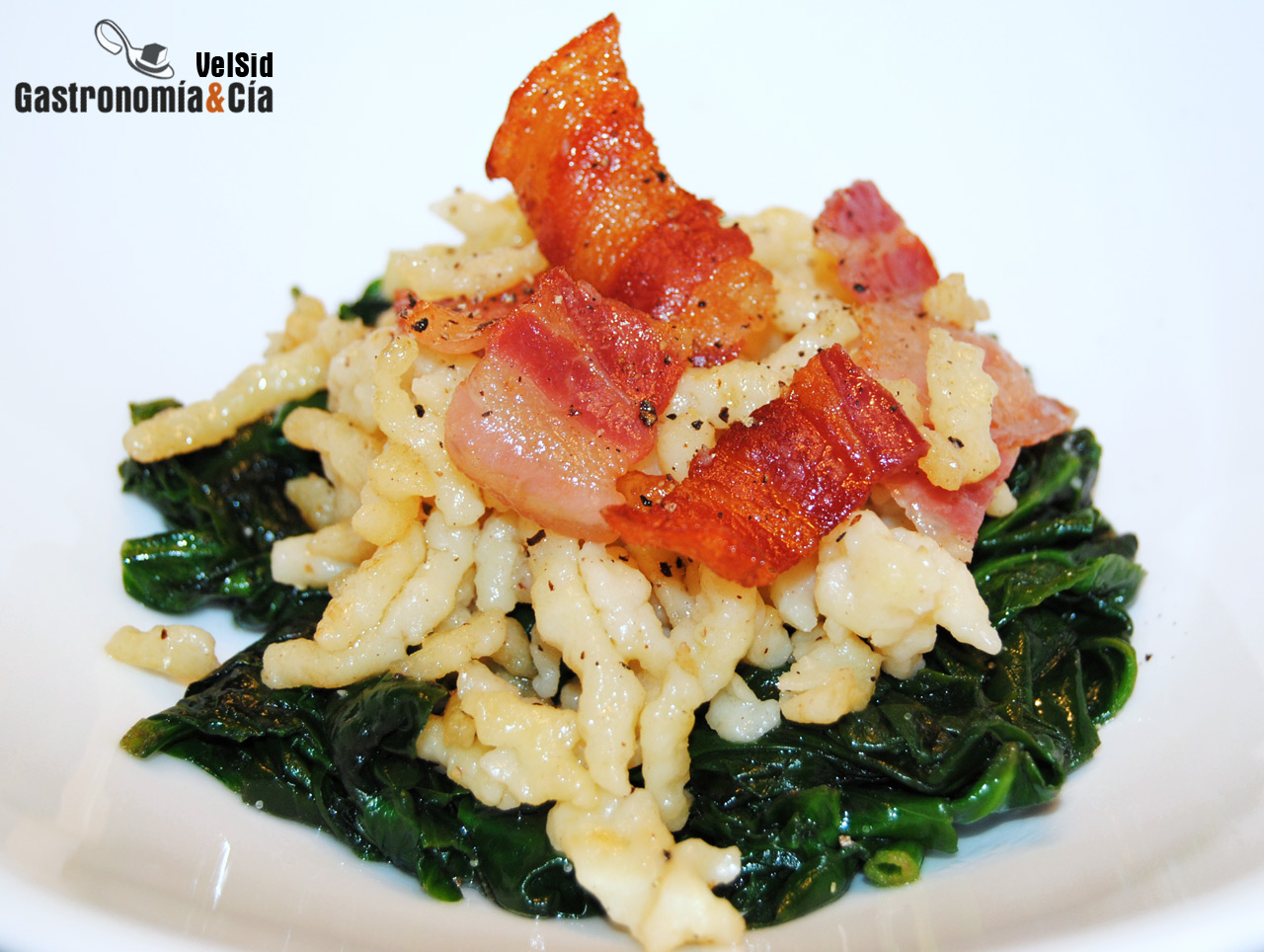 Späetzle, espinacas y panceta