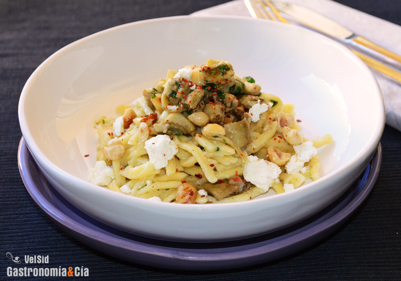 Späetzle con berenjena, queso de cabra y avellanas